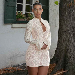 Alina – Spitzen - Minikleid mit Schlüssellochausschnitt und Trompetenärmeln - Cecile LavelleSchwarz