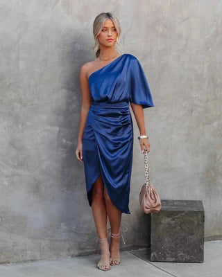 Alma – Ein - Schulter Midikleid im Satin - Look mit Drapierung und Schlitz - Cecile LavelleBlau