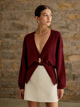 Alma – Feinstrick - Cardigan mit Skulptur - Knopf - Cecile LavelleRot