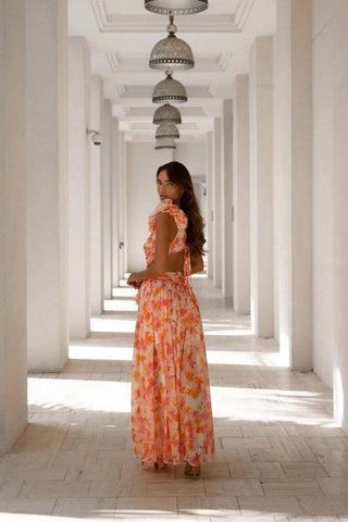 Amira – Rückenfreies Maxikleid mit Blumenmuster, Rüschen und Cut - Outs - Cecile LavelleOrange