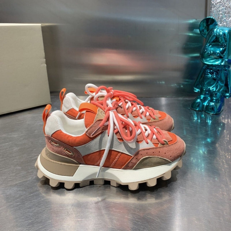 Women's sneakers with tread sole and lacing