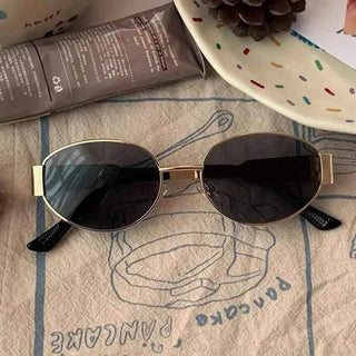 Elina – Ovale Damen - Sonnenbrille mit Metallrahmen und dunklen Gläsern - Cecile LavelleGold
