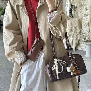 Emilia – Vintage - inspirierte Handtasche in Dunkelbraun mit Zieranhängern - Cecile LavelleBraun