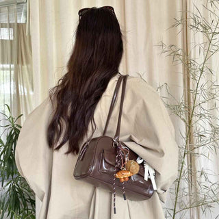 Emilia – Vintage - inspirierte Handtasche in Dunkelbraun mit Zieranhängern - Cecile LavelleBraun