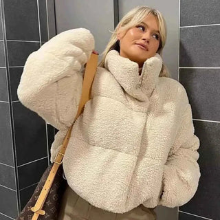 Léa – Kuschelweiche Teddyjacke mit Stehkragen & Oversize - Fit - Cecile LavelleBeige