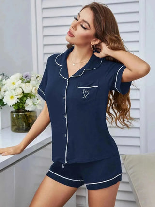 Leni – Kurzes Damen Pyjama Set mit Herz - Stickerei & Kontrastpaspel - Cecile LavelleBlau