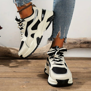 Leonie – Freizeitsneaker in Creme - Schwarz mit Struktursohle - Cecile LavelleSchwarz