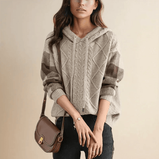 Lina – Oversize Strick Hoodie mit Zopfmuster & Karomusterärmeln für Damen - Cecile LavelleBeige