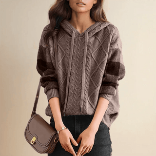 Lina – Oversize Strick Hoodie mit Zopfmuster & Karomusterärmeln für Damen - Cecile LavelleBraun