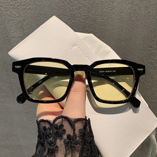 Lina – Transparente Farbbrille mit eckigem Rahmen und pastellfarbenen Gläsern - Cecile LavelleSchwarz - Gelb