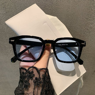 Lina – Transparente Farbbrille mit eckigem Rahmen und pastellfarbenen Gläsern - Cecile LavelleSchwarz - Blau